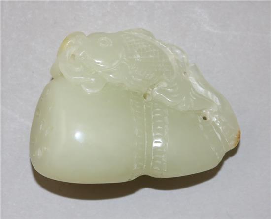 Two Chinese pale celadon jade carvings, 4.9cm and 4.8cm